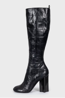 Leather boots with a figured heel