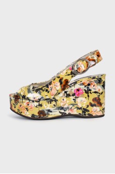 Patent leather sandals with floral print