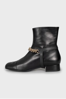 Shoes decorated with chain