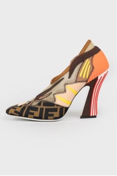 Color shoes with a square toe with a tag