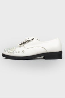 White shoes with pearls with tag