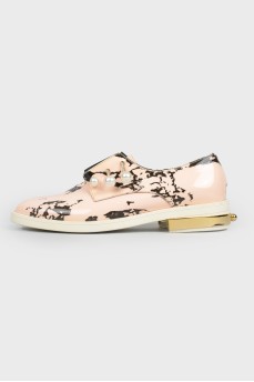 Pearl shoes with a tag