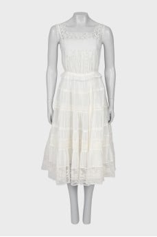 Fitted dress with lace elements