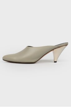 Muly on a heeled tag