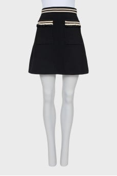 Skirt with elastic band and patch pockets