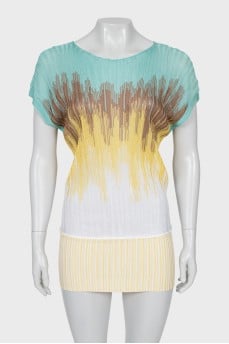 Tapered fit top with a round neckline