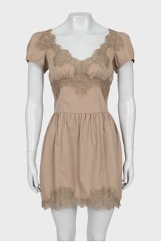 Short sleeve dress decorated with lace