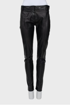 Trousers with front seams