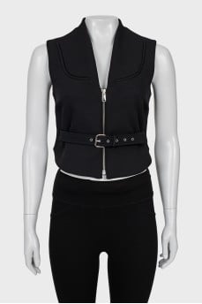 Vest with a belt and a zipper