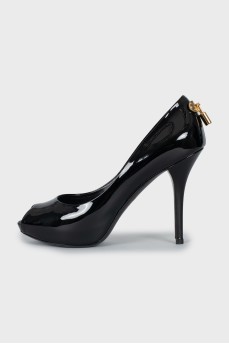 Patent leather open toe shoes
