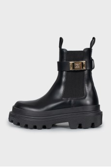 Leather boots with decor