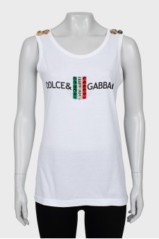 T-shirt decorated with brooches