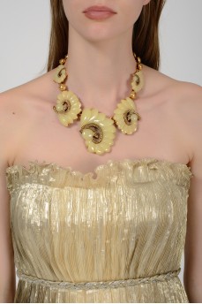 Necklace in the form of beige shells with tag