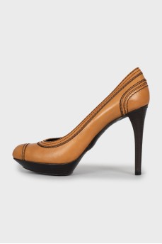 Leather shoes with relief seams