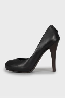 Leather shoes with a zipper at the back