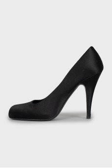Satin heeled shoes