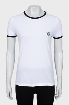 White T-shirt with branded embroidery