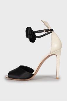 Leather and textile sandals with a bow