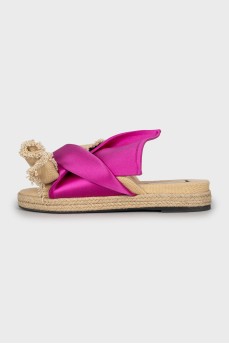Flip-flops with contrasting element