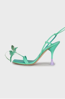 Sandals with heels decorated with feathers