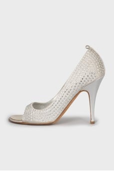 Open-toe shoes decorated with rhinestones