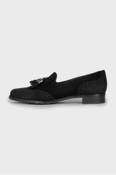 Suede loafers decorated with tassels