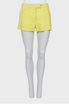 Short shorts with pockets