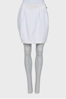 Tapered skirt with relief pattern