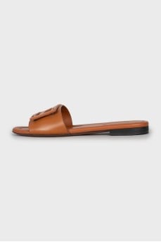 Leather flip flops with buckles