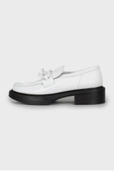 Leather loafers decorated with chain
