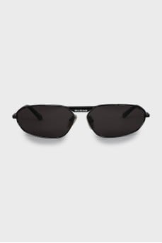 Sunglasses with branded logo on the frame