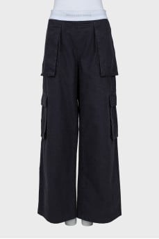 Mid-rise trousers with patch pockets