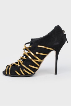 Sucks with golden leather weave