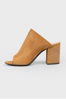 Sucker sucot of caramel color with tag