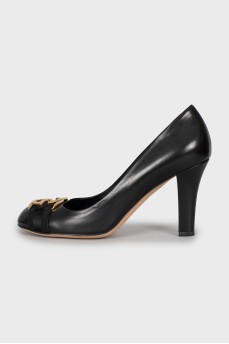Leather shoes with branded decor