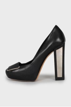 Leather shoes with decor on the heels
