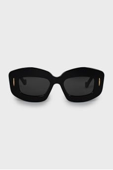 Sunglasses with gold logo on temples