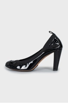 Leather shoes with textile upper