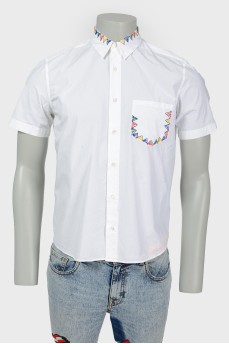 Shirt with embroidery on the pocket and collar