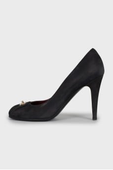 Leather shoes with golden logo
