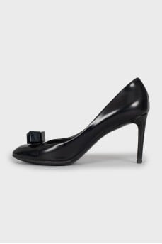 Leather pumps with decor