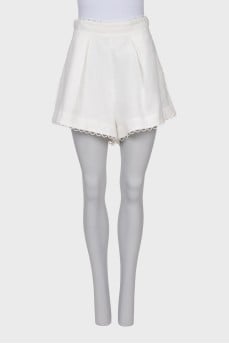 Linen shorts with shaped trim