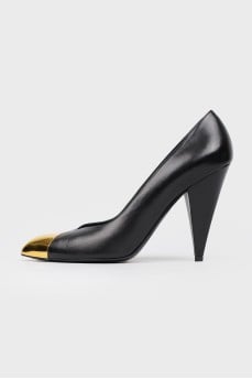Leather shoes with a golden metal toe