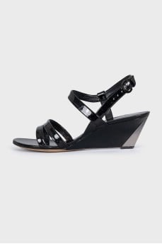 Patent leather sandals in black