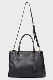 Leather bag with two handles and belt