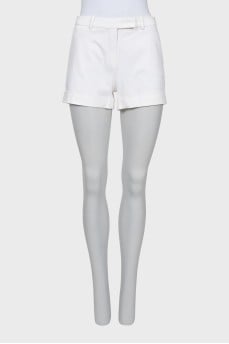 Short shorts with pockets