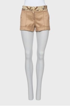 Shorts with contrast trim