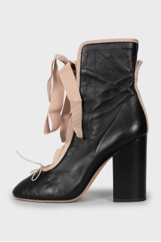Leather ankle boots with laces