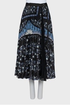Pleated wrap skirt in print