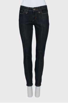 Skinny jeans decorated with seams